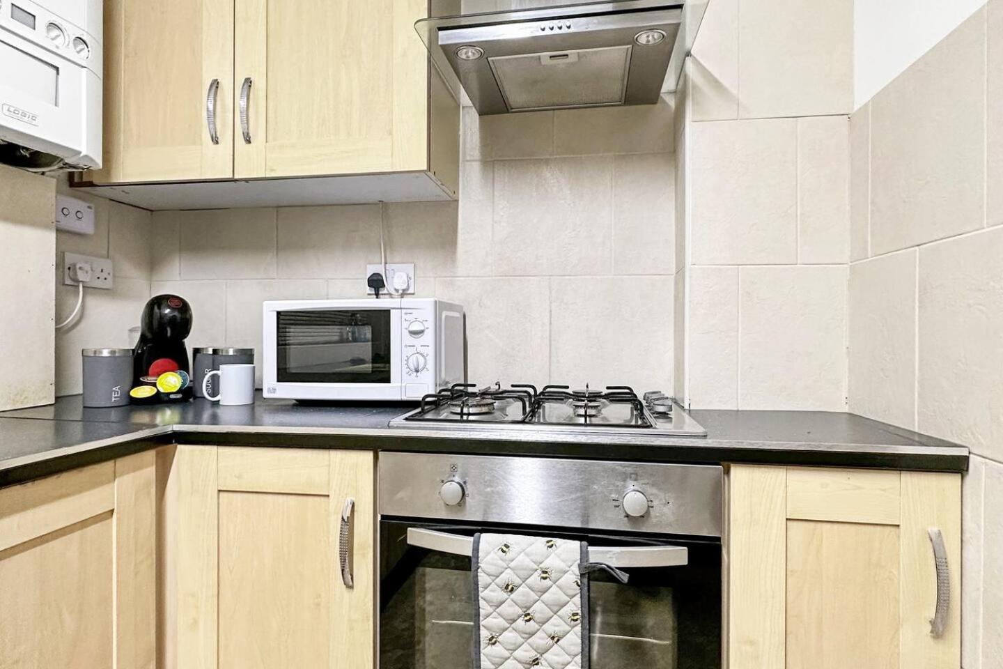3 Bed Home In Tonypandy With Balcony View Room Llwynypia Luaran gambar