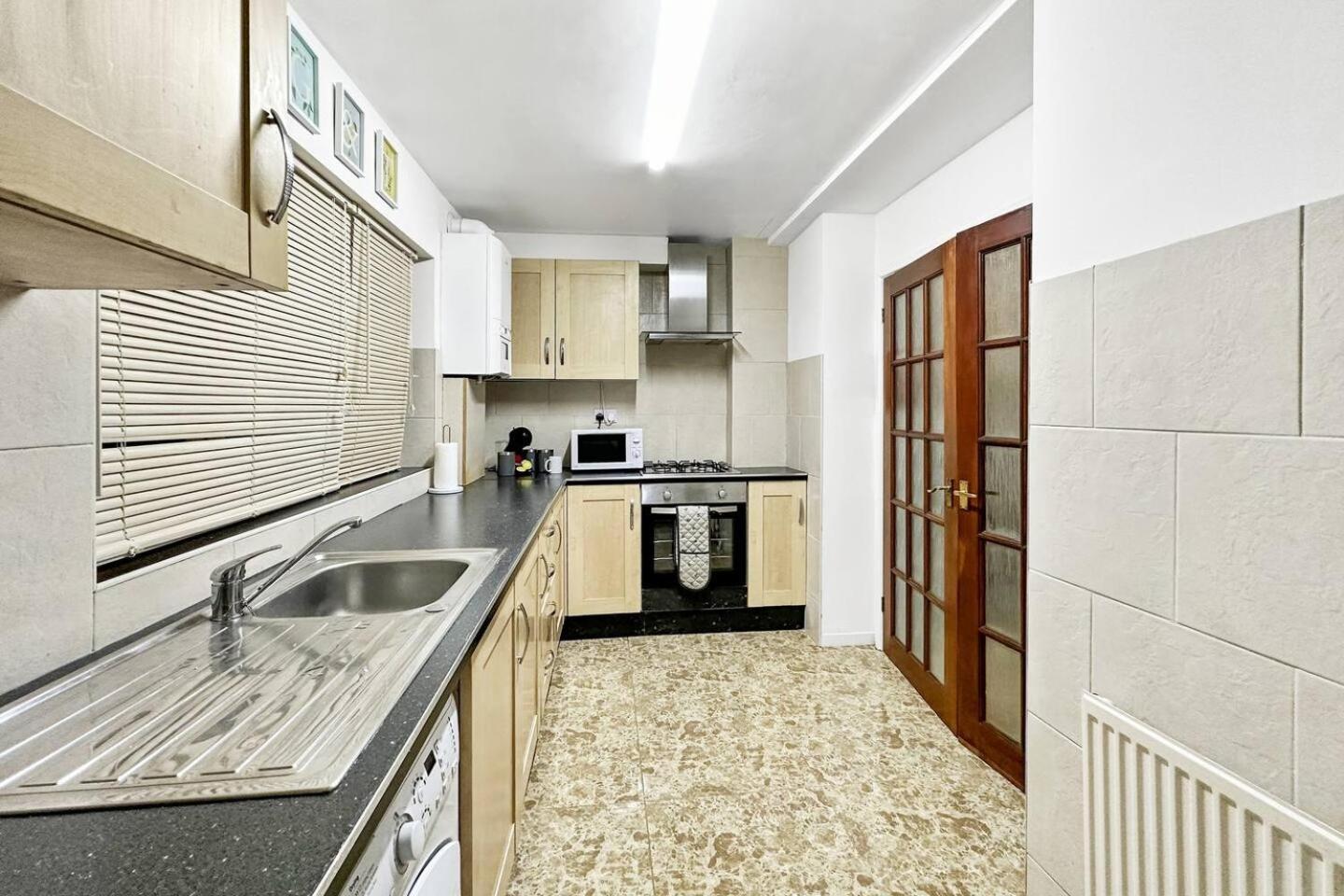 3 Bed Home In Tonypandy With Balcony View Room Llwynypia Luaran gambar