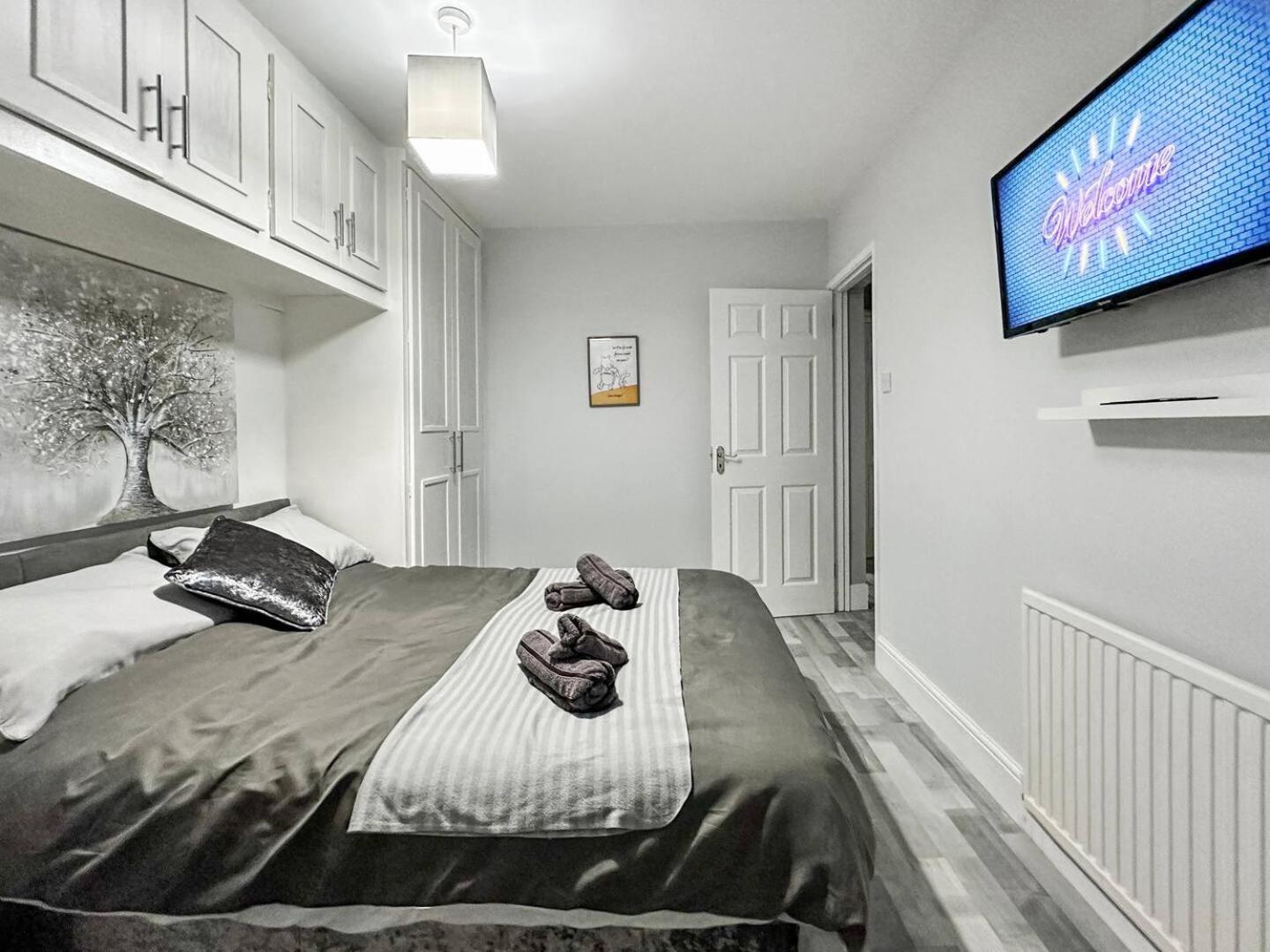 3 Bed Home In Tonypandy With Balcony View Room Llwynypia Luaran gambar