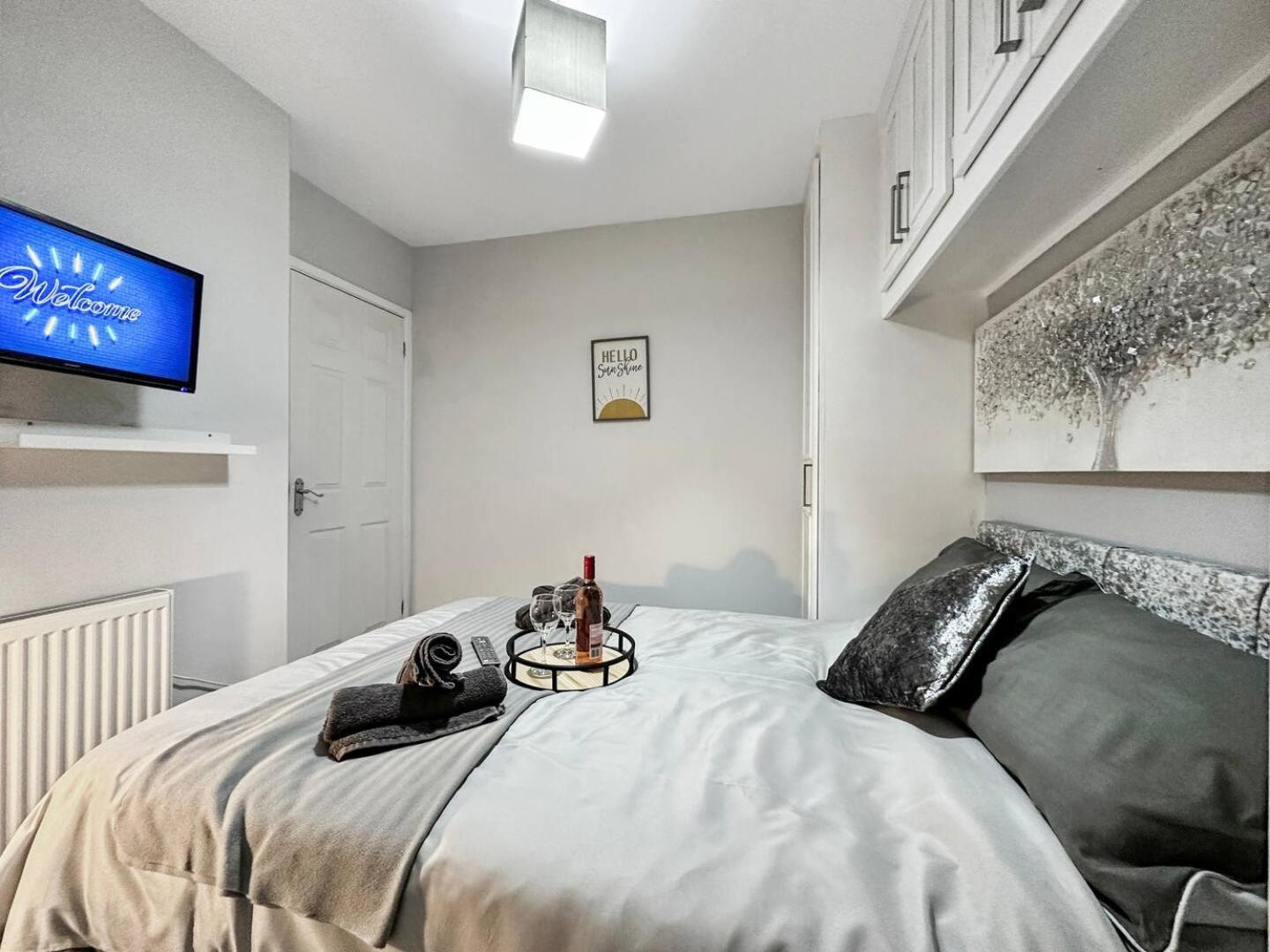3 Bed Home In Tonypandy With Balcony View Room Llwynypia Luaran gambar