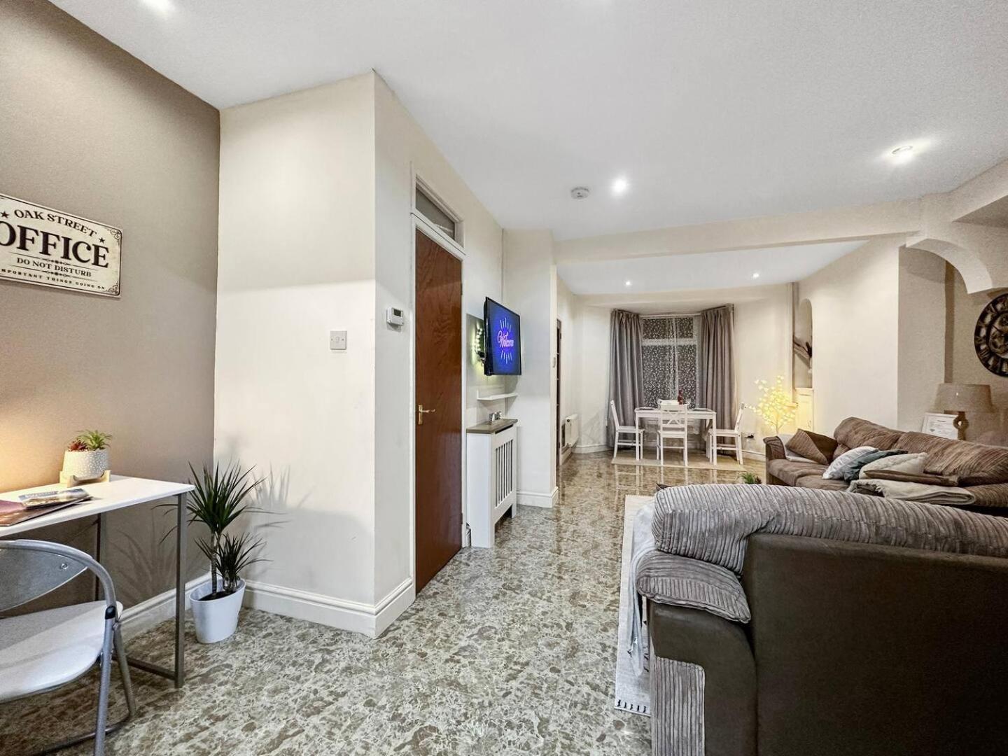 3 Bed Home In Tonypandy With Balcony View Room Llwynypia Luaran gambar