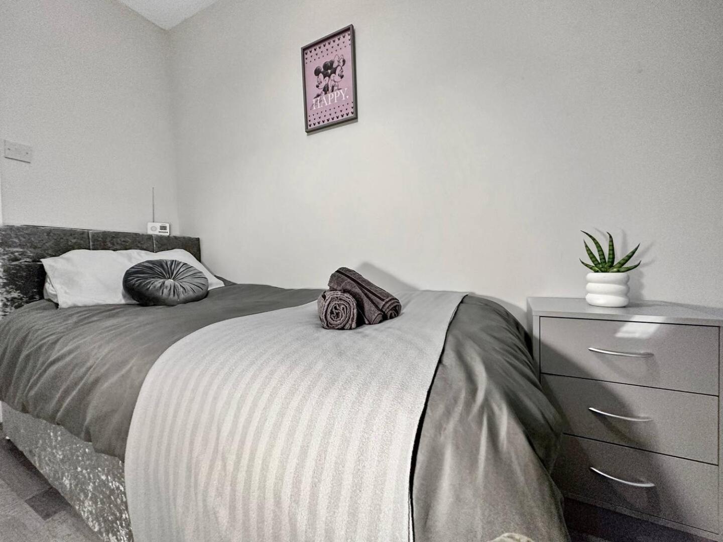 3 Bed Home In Tonypandy With Balcony View Room Llwynypia Luaran gambar