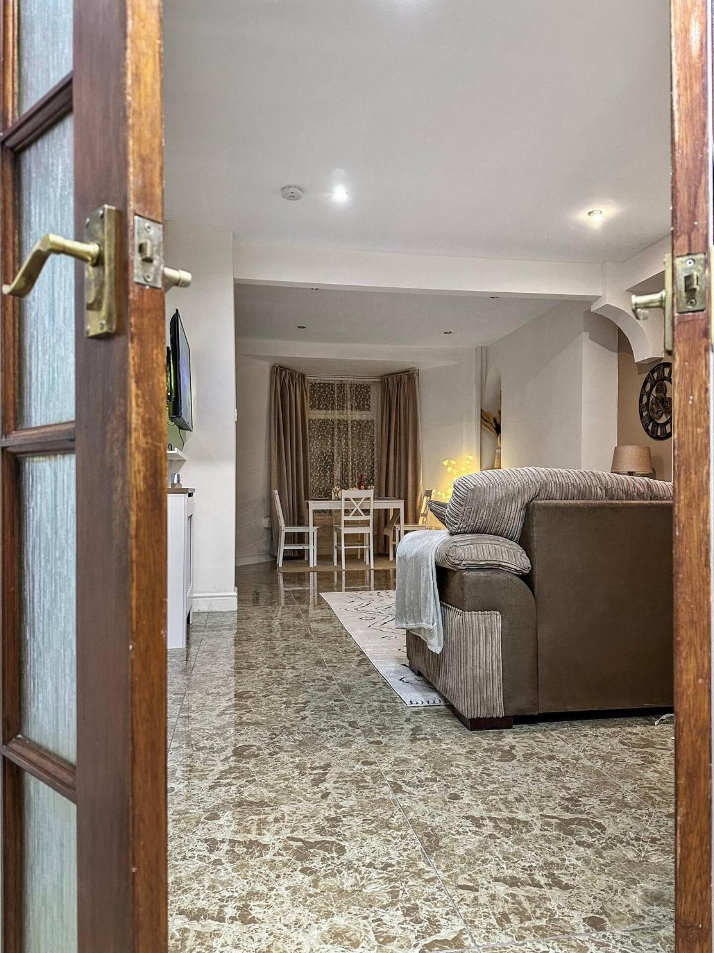 3 Bed Home In Tonypandy With Balcony View Room Llwynypia Luaran gambar