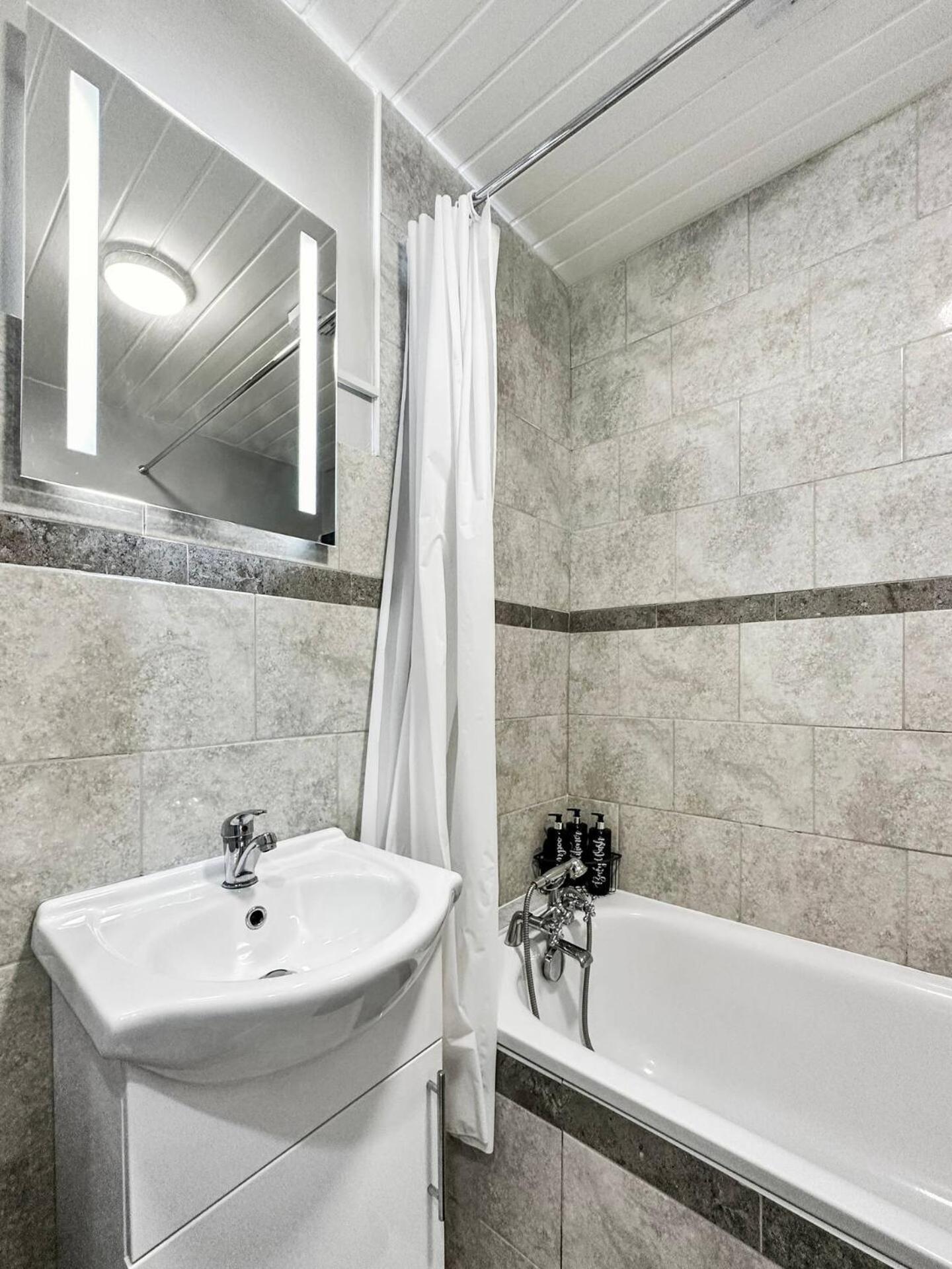 3 Bed Home In Tonypandy With Balcony View Room Llwynypia Luaran gambar