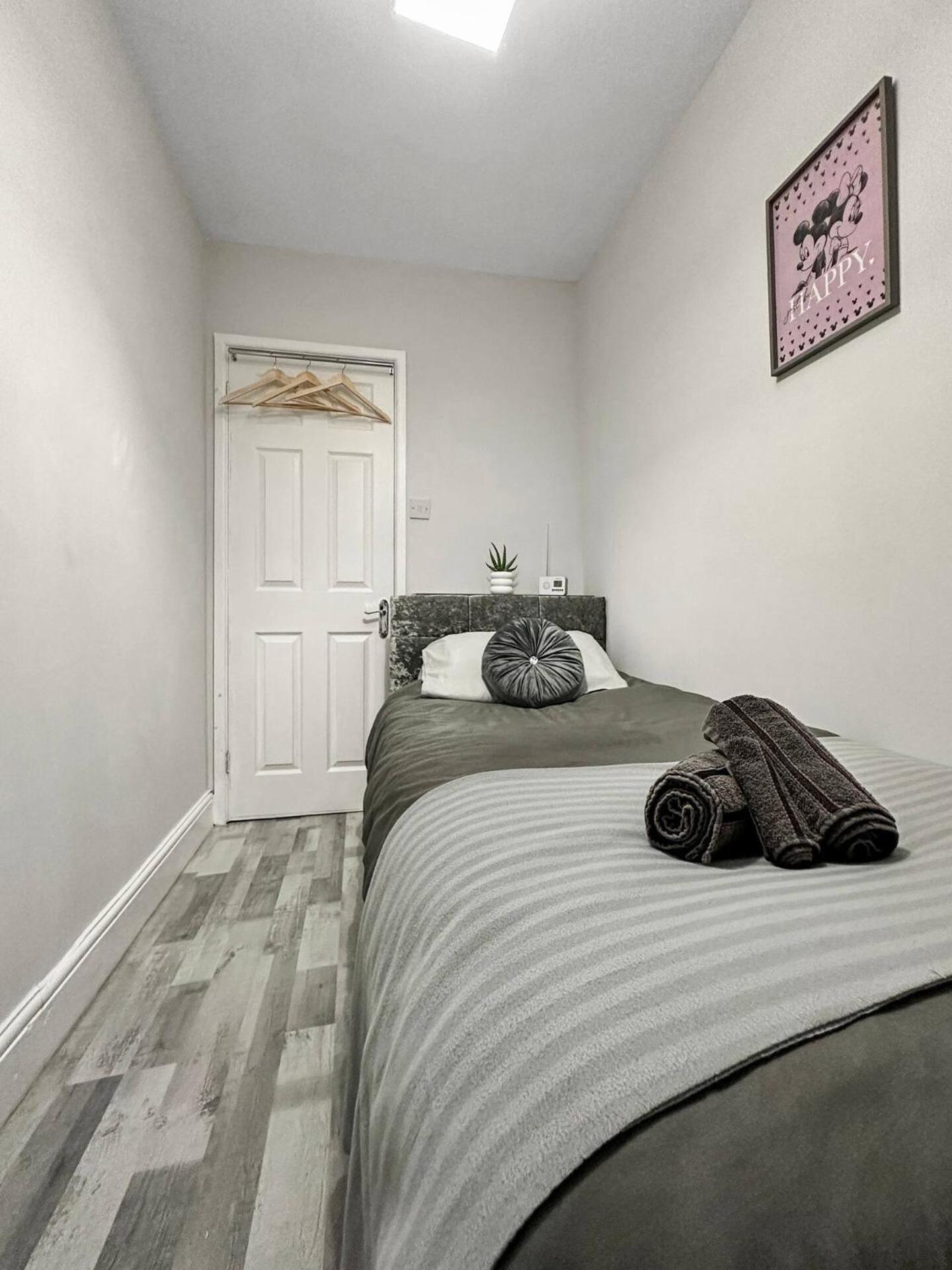 3 Bed Home In Tonypandy With Balcony View Room Llwynypia Luaran gambar