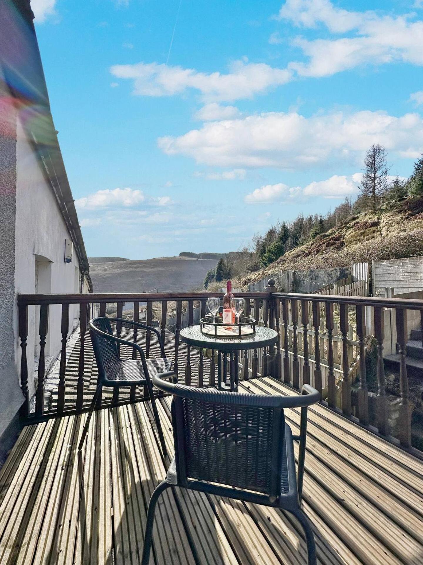 3 Bed Home In Tonypandy With Balcony View Room Llwynypia Luaran gambar
